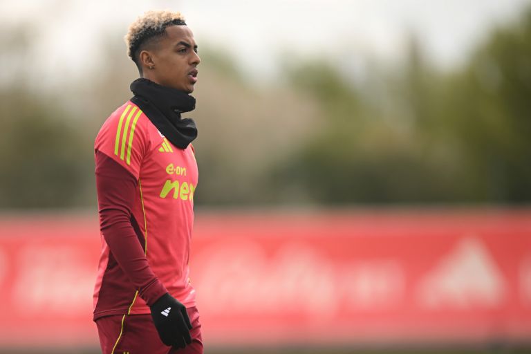 Omari Hutchinson Gabung AC Milan, Gantikan Peran Rafael Leao