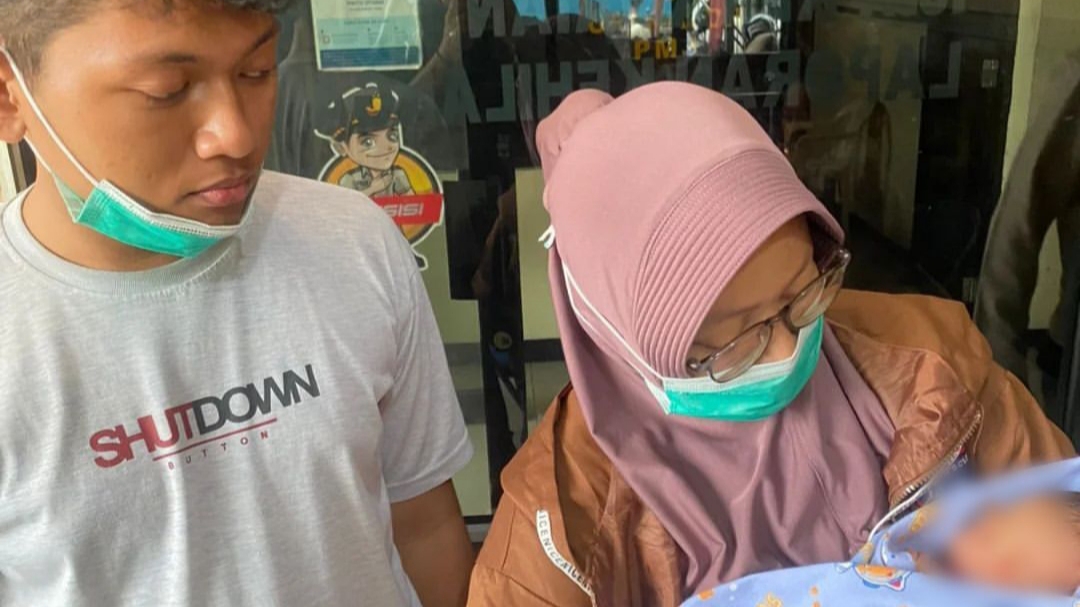 Ya Allah, Bayi Laki-laki Berusia 10 Hari Terbungkus Kain Ditemukan Mahasiswa di Bekasi 