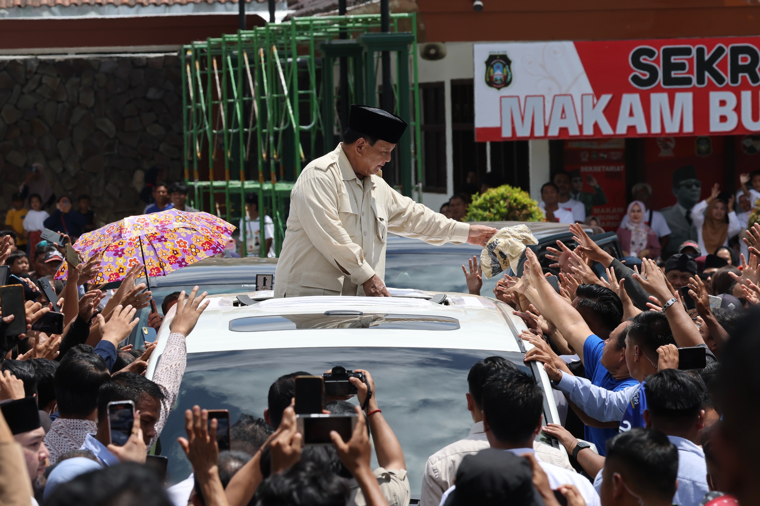 Begini Sambutan Warga Bilar saat Prabowo Ziarah ke Makam Bung Karno