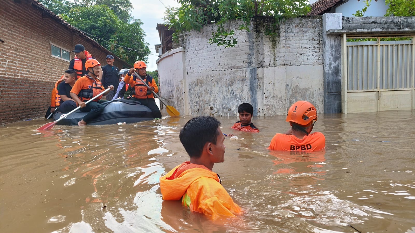 BNPB Serahkan Dukungan Penanganan Darurat Banjir Pasuruan: Sedimentasi Sungai Segera Dikeruk