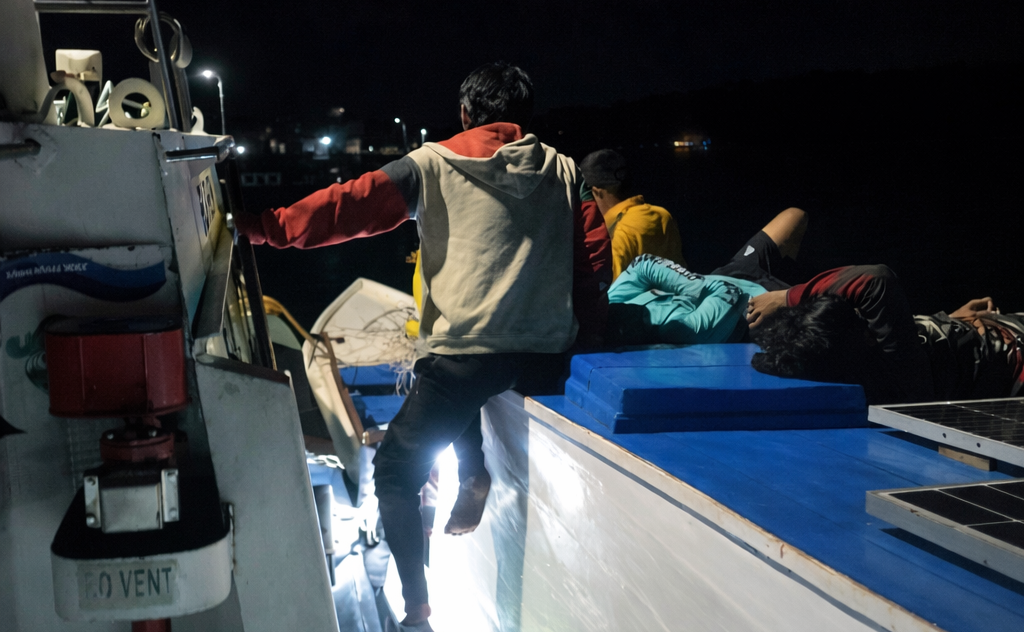 PHM Selamatkan Tujuh Nelayan Terombang-ambing Dua Hari di Selat Makassar