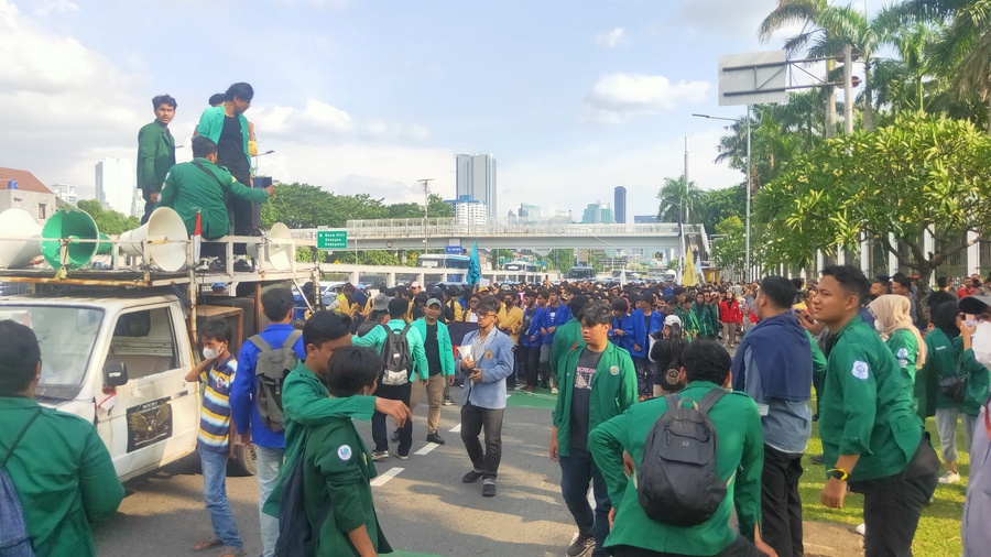 Tuntut KUHP Dicabut, Ratusan Mahasiswa Demo di DPR 
