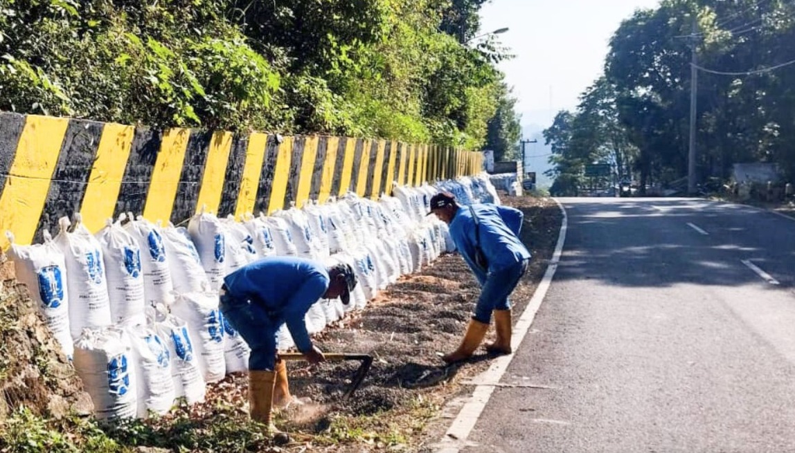 500 Sak Sekam untuk Pemeliharaan Tikungan Gotekan, Pacet, Mojokerto