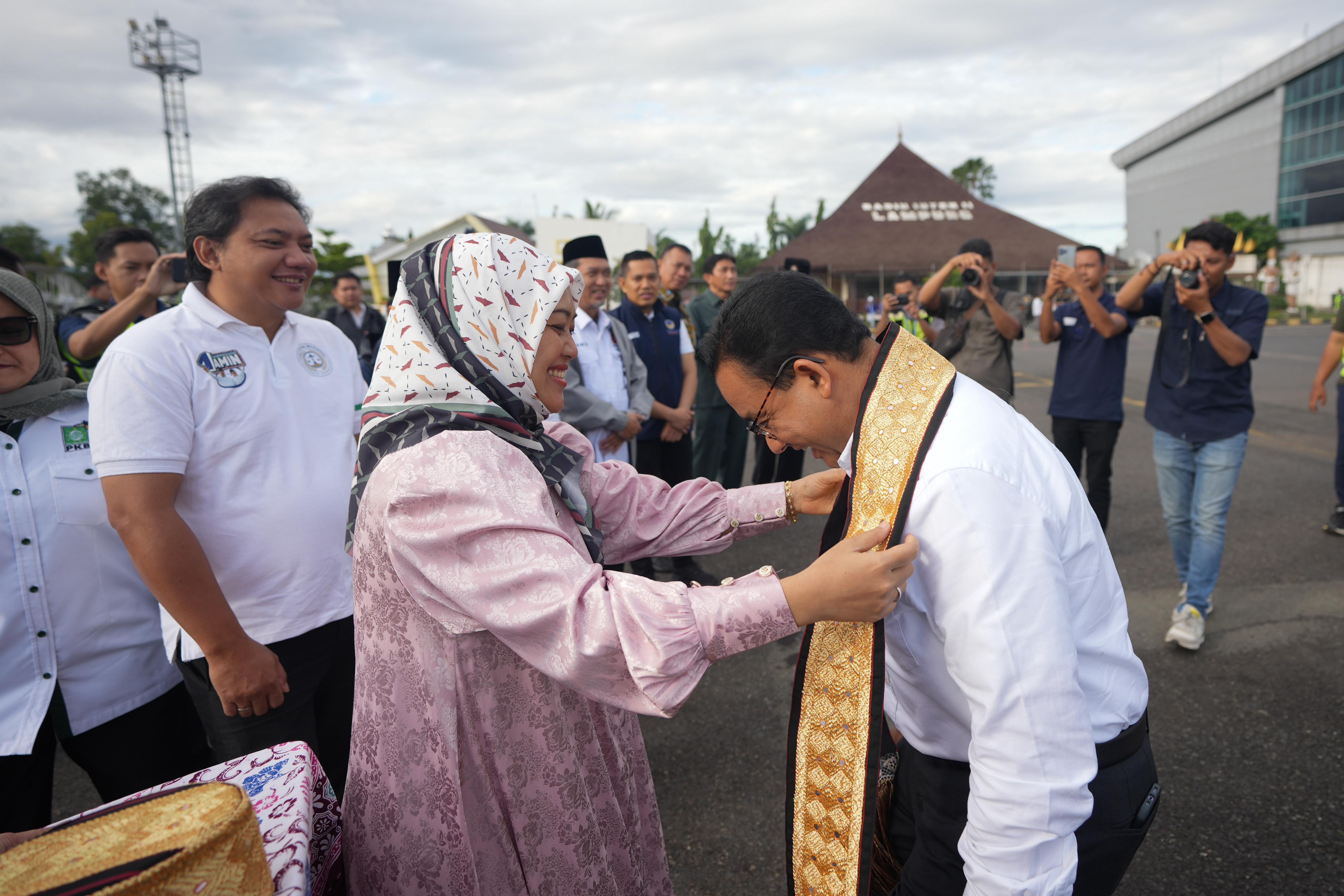 Tiba di Lampung, Puluhan Relawan Antusias Sambut Anies