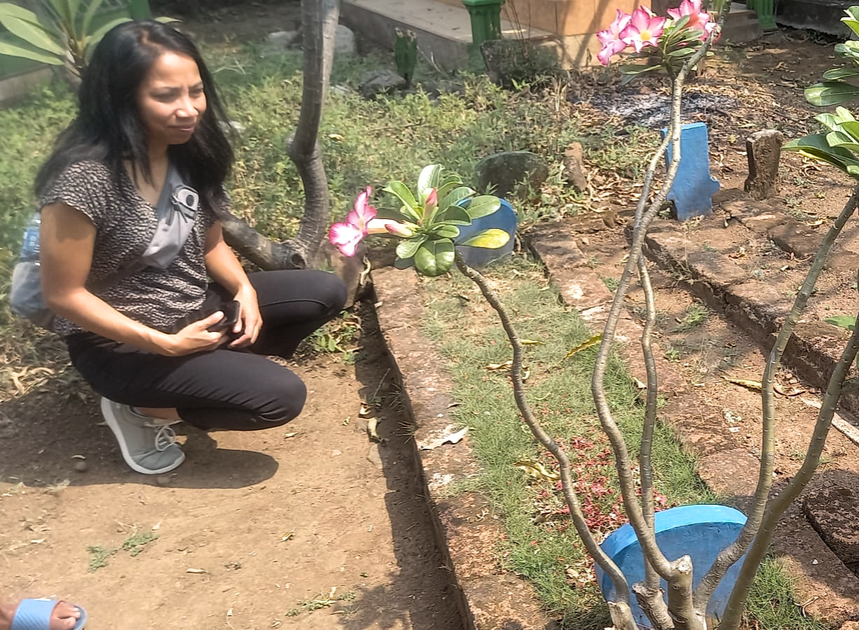 Mijn Roots Mencari Orang Tua Kandung: Bersimpuh di Makam Amini (62)