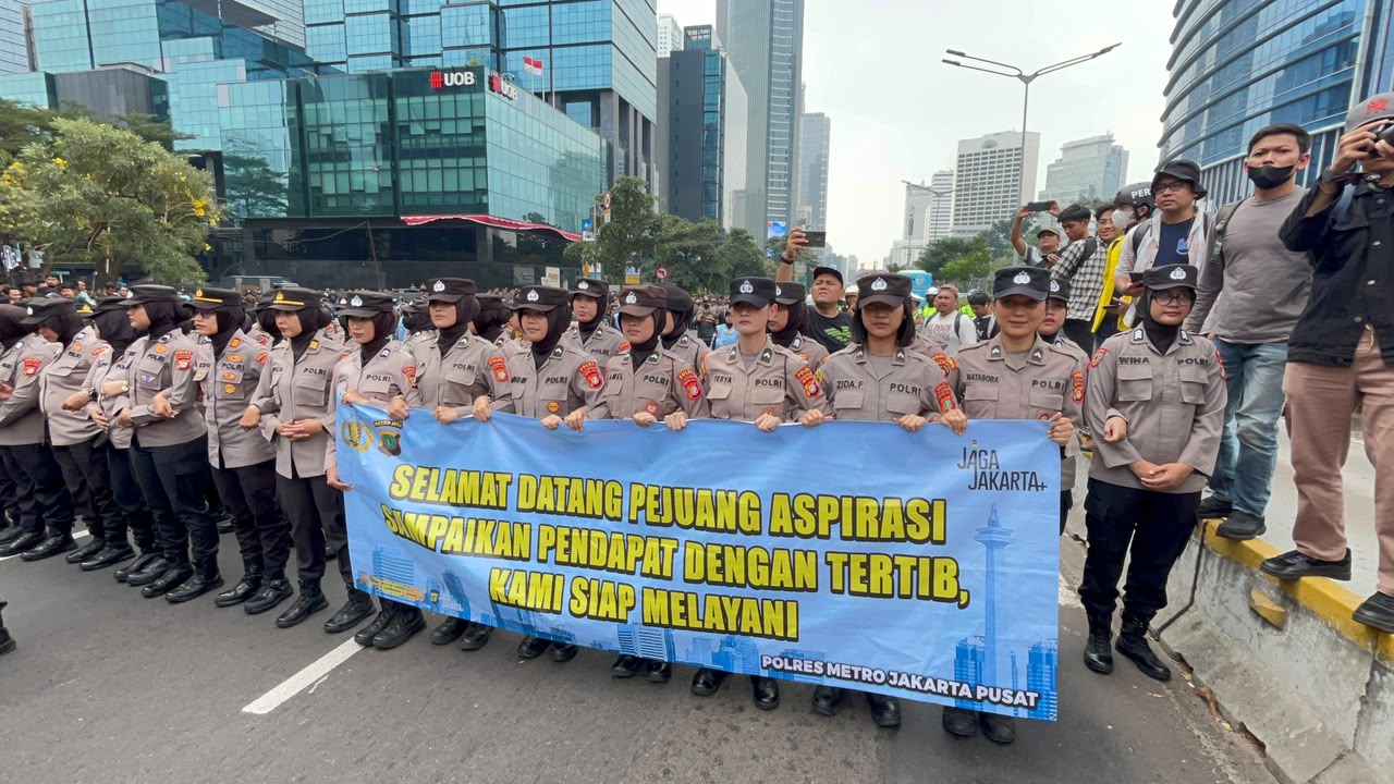 Polwan Bawa Spanduk 'Pejuang Aspirasi, Kami Siap Melayani', Mahasiswa Malah 'Ngeroasting': Udah Siap Belum..