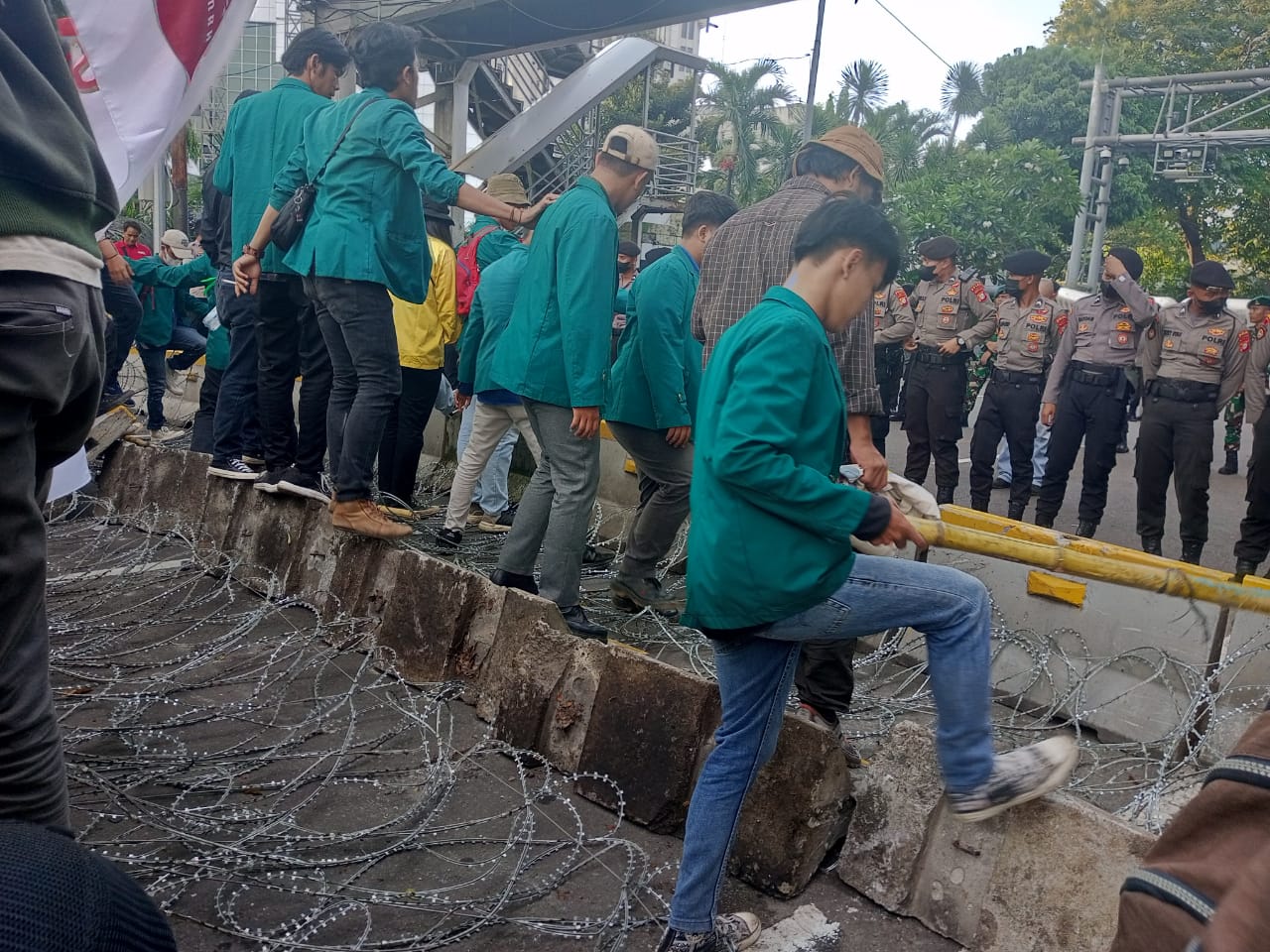Massa Mahasiswa Jebol Kawat Berduri, Polisi Bentuk Pengamanan 2 Baris
