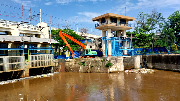 Status Pintu Air Manggarai Normal, Tumpukan Sampah September Tembus 1.085 Meter Kubik