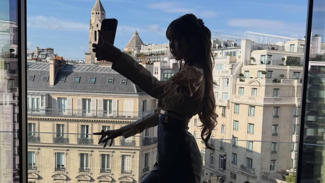 Lisa BLACKPINK Curi Perhatian di Paris Fashion Week, Pakai Outfit Kuning Mentega