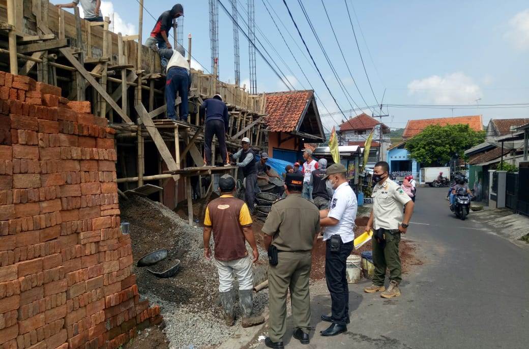 Tak Kantongi Ijin, Satpol PP Hentikan Lima Bangunan Milik Warga