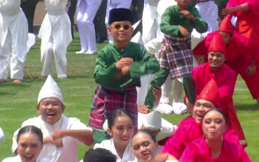 Rayyan Arkan Bocah Aura Farming Sukses 'Goyang' Istana Lewat Tarian Pacu Jalur