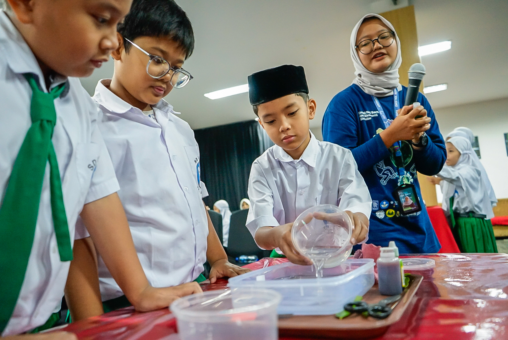 Eksperimen Seru di Science Film Festival Surabaya, Anak-anak Belajar Tentang Zat Surfaktan