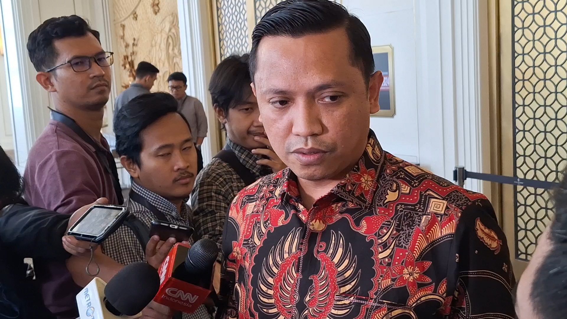 PDIP Kaget Jokowi Masuk Daftar Tokoh Terkorup Dunia: Bukankah Sederhana Selalu Pakai Kemeja Putih?