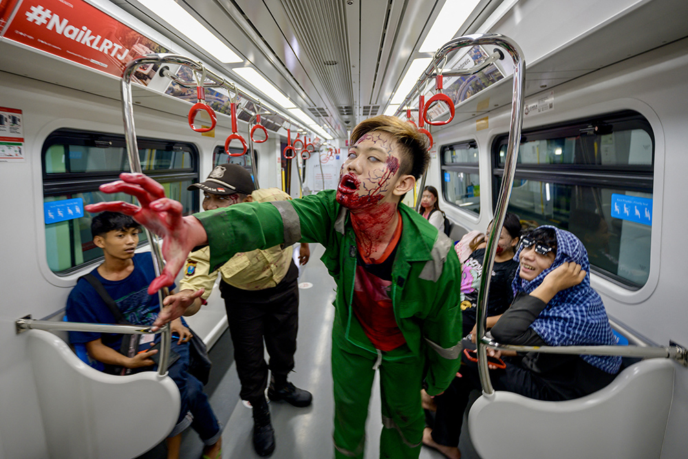 Gawat! LRT Jakarta Diserbu Zombie