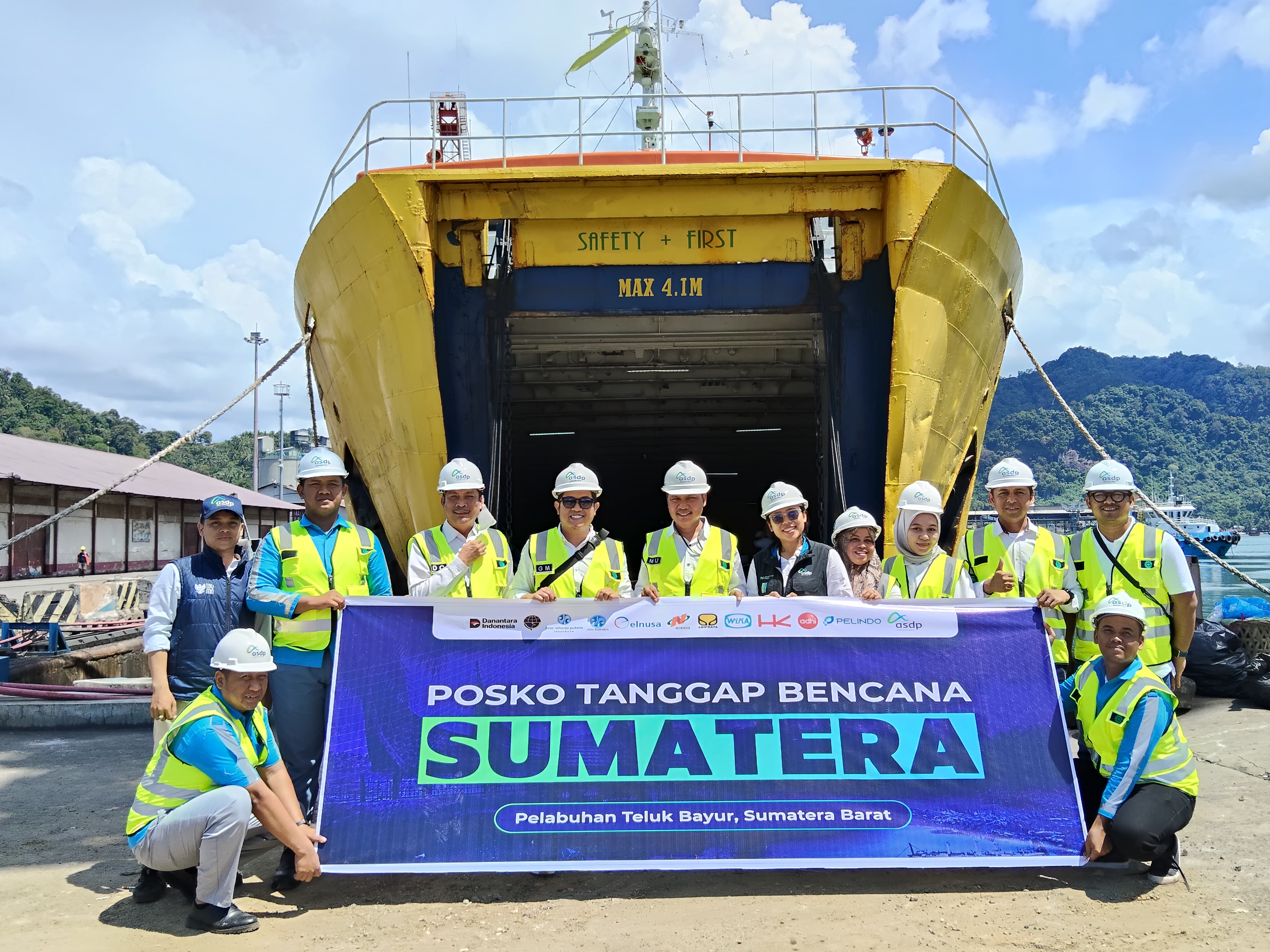 Gerak Cepat Pemulihan Bencana Sumatera: KMP Jatra II Angkut 50 Ton Bahan Pokok dan 7 Excavator Menuju Sibolga