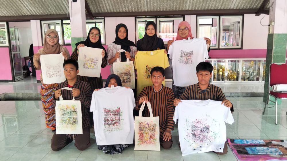 Unesa Inklusif! Tumbuhkan Literasi Edupreneur Siswa Tunarungu di Gresik Lewat Damar Kurung