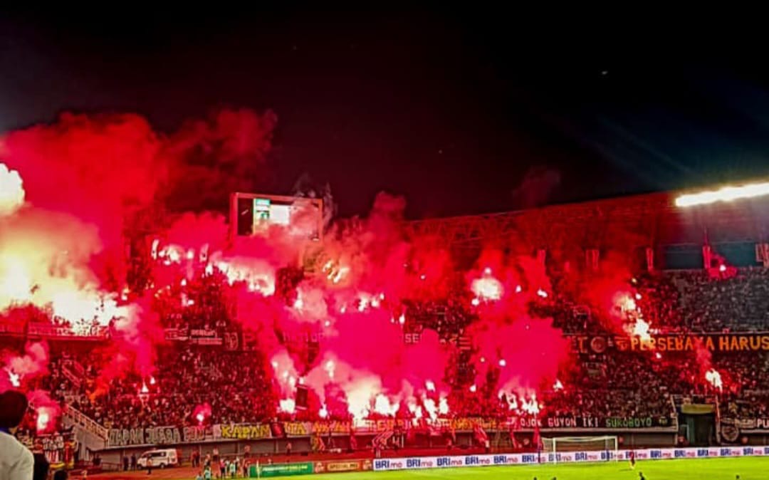 Laga Persebaya Vs Bali United Sempat Dihentikan Wasit, Ini Penyebabnya