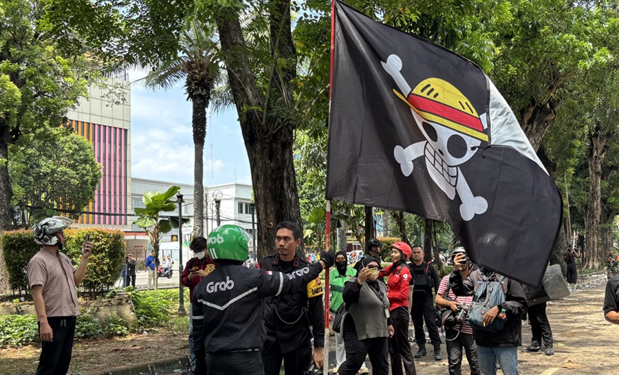 Simbol Perlawanan! Ojol Kibarkan Bendera One Piece di Depan Mako Brimob Kwitang