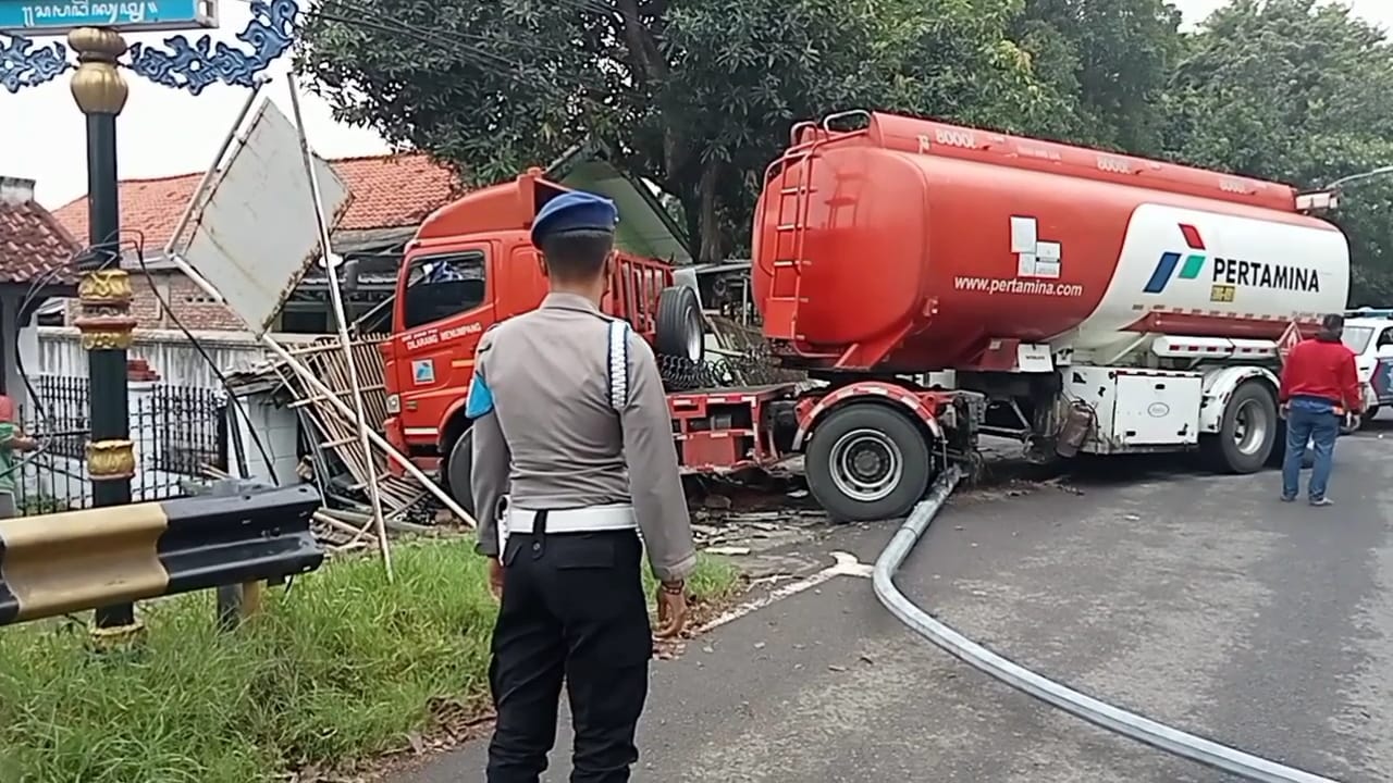 Tahun Baru, Truk Tangki BBM Pertamina 8000 Liter Tabrak Warung di Jalan Kejaksan