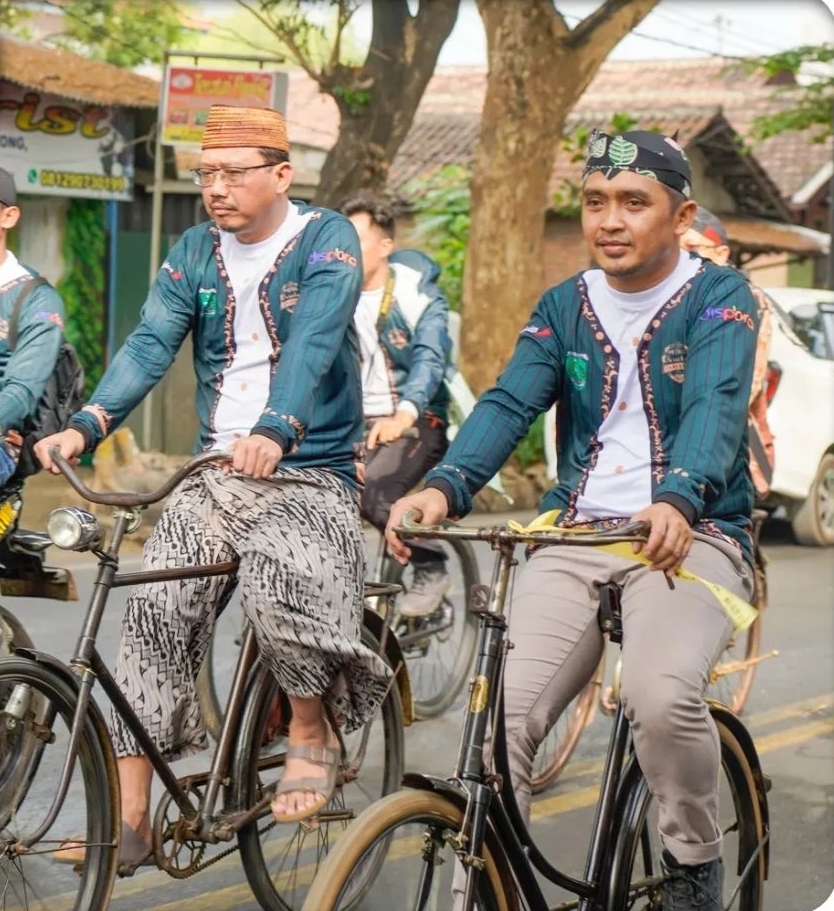 Asyik, Wawali Pasuruan Ngonthel Sepeda Tua Bareng Bupati Pasuruan