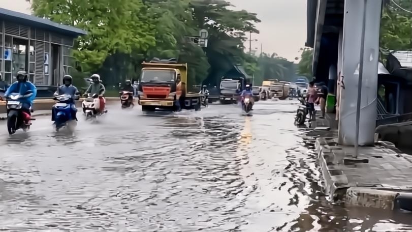 Banjir Depan Samsat Daan Mogot, Sejumlah Motor Mogok Usai Paksa Melintas