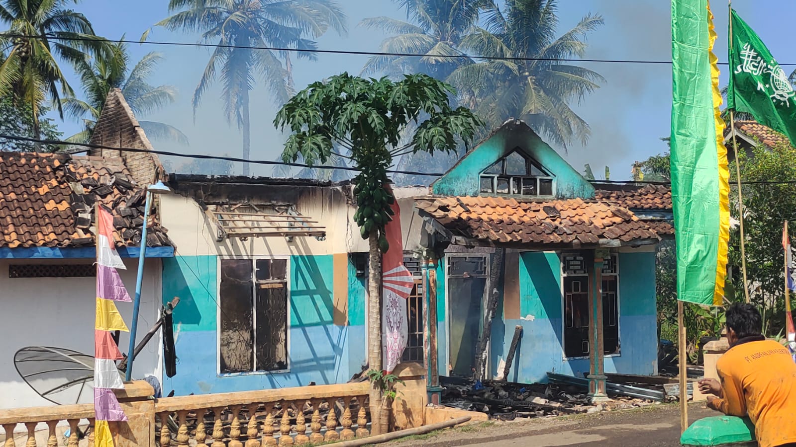 Ditinggal ke Kebun, Rumah Ludes Terbakar