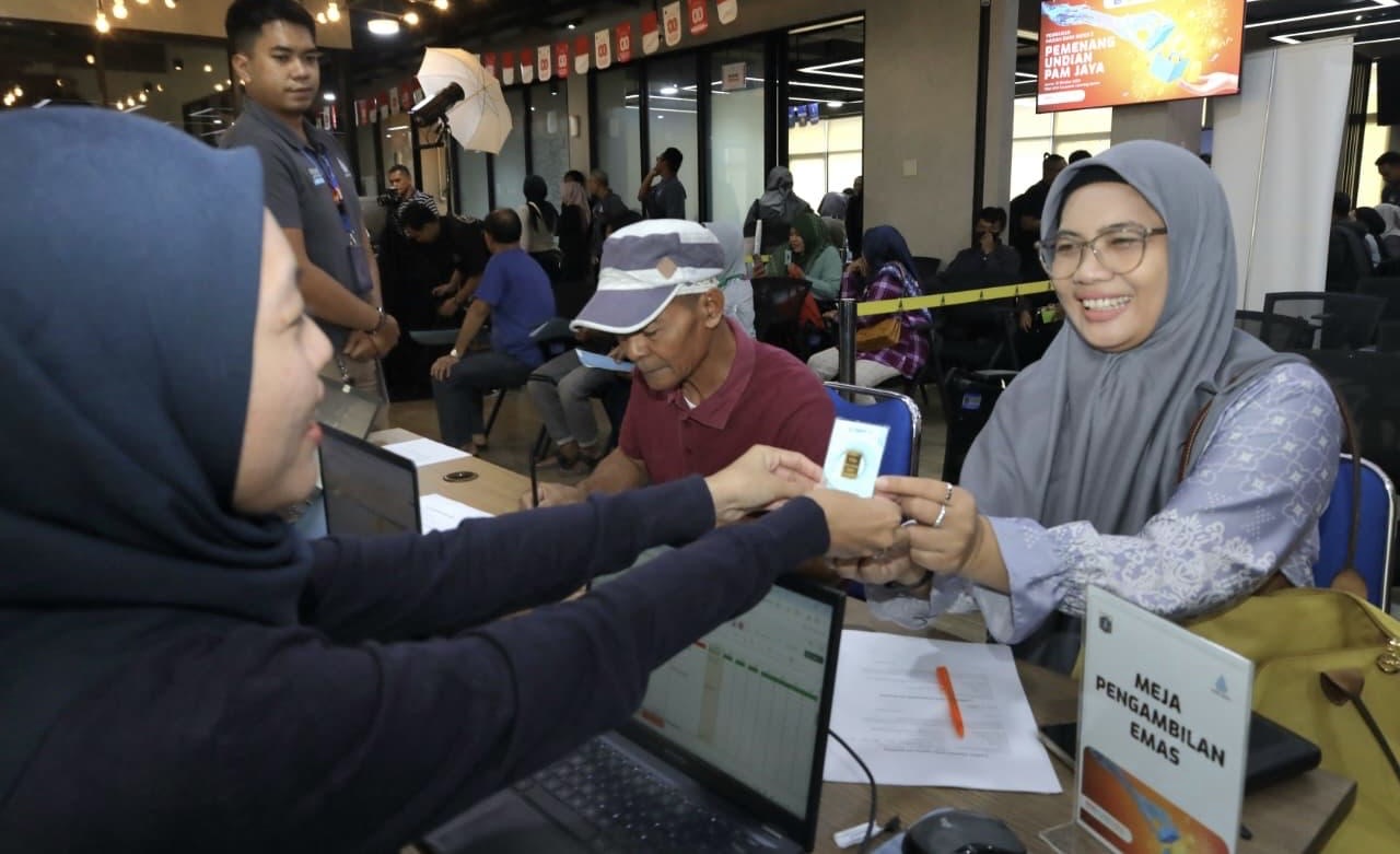 Bentuk Apresiasi, PAM Jaya Bagikan Kepingan Emas untuk Pelanggan Sambungan Baru 