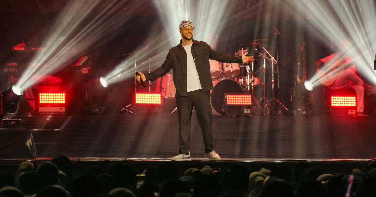 Pakai Penutup Kepala Khas Jawa Timur, Maher Zain Ngomong Jawa di Sela Konser 