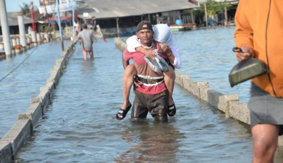 Banjir Rob Rendam Teluk Betung Barat, Aktivitas Warga Lumpuh