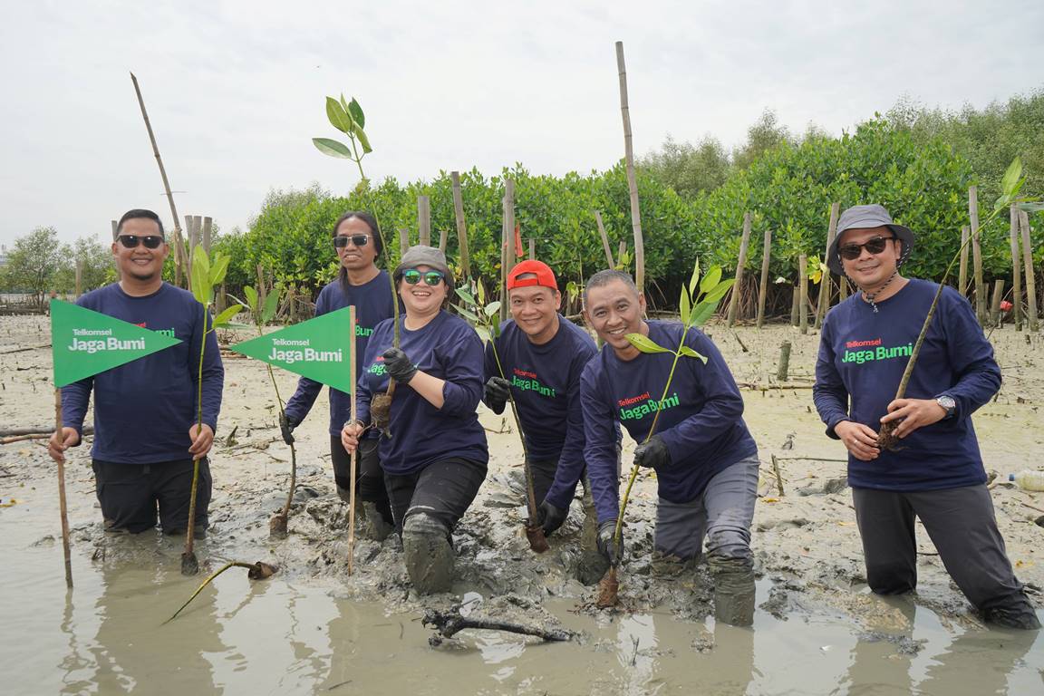 Telkomsel Tanam 1.050 Mangrove di Surabaya, Aksi Nyata Kurangi Emisi Karbon