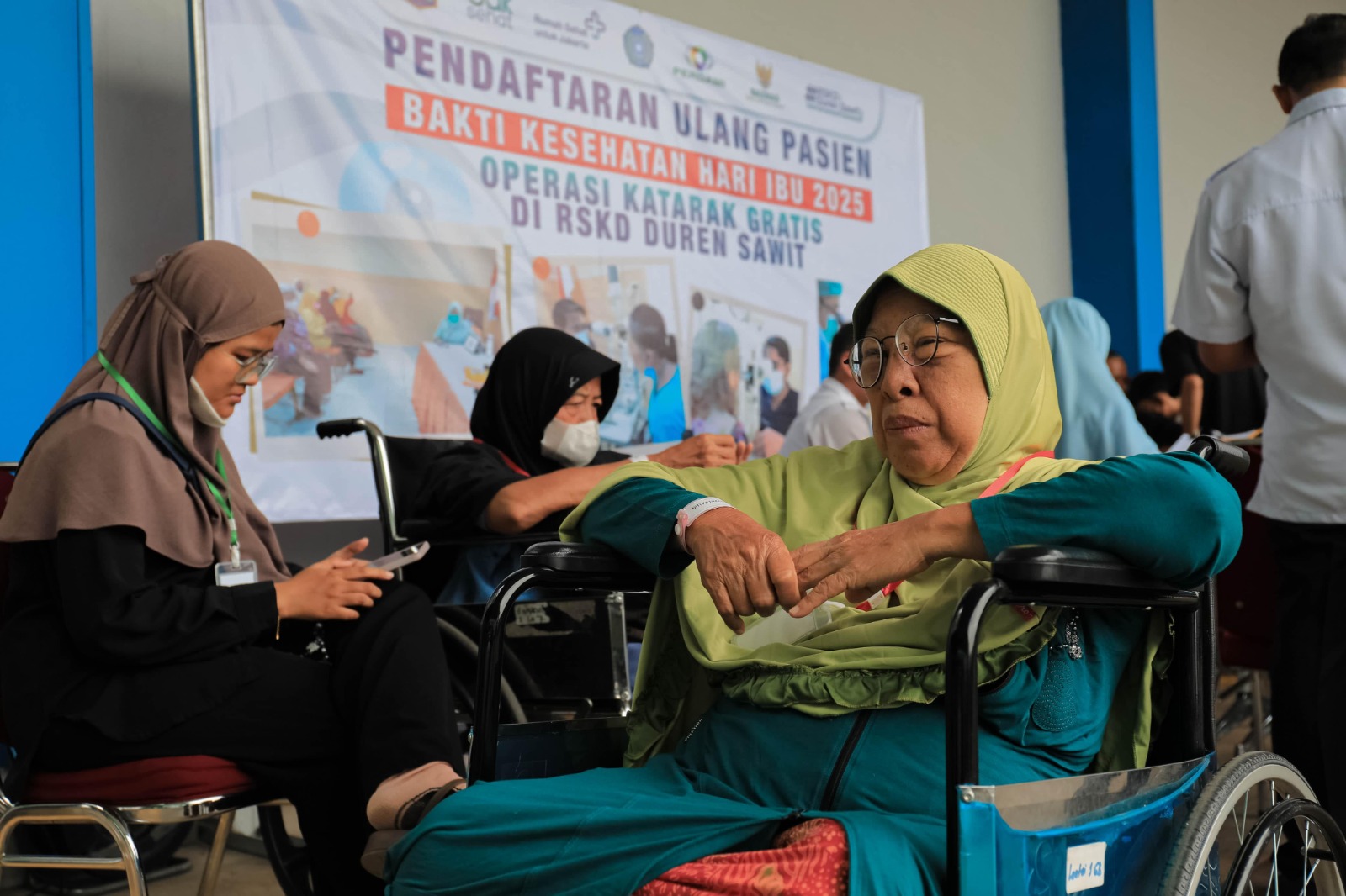 Pemprov DKI Gelar Operasi Katarak dan Bagikan Kacamata Gratis Sambut Hari Ibu 2025