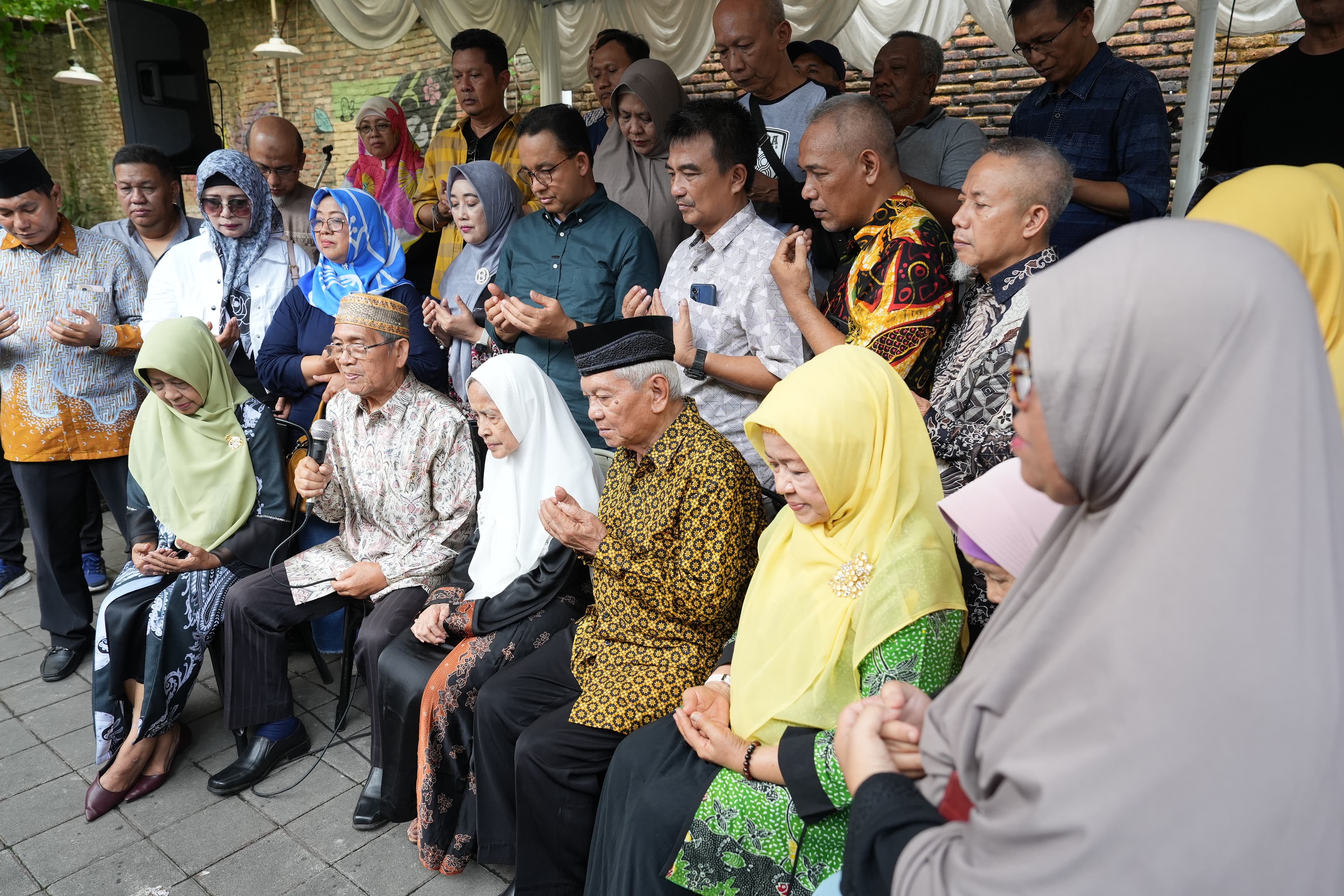 Bertemu Guru dan Teman Semasa SMA, Anies Akui Rasa Syukurnya Bisa Tumbuh di Lingkungan yang Baik