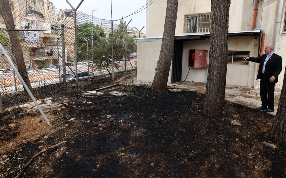 Kantor Badan Kemanusiaan PBB UNRWA Ditutup Setelah Dibakar Massa Israel  