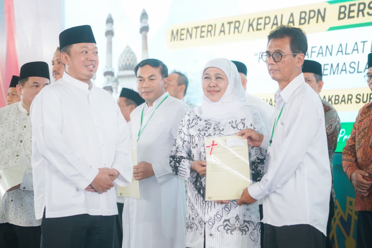 Khofifah Bagikan 2.532 Sertipikat untuk Rumah Ibadah Seluruh Jatim