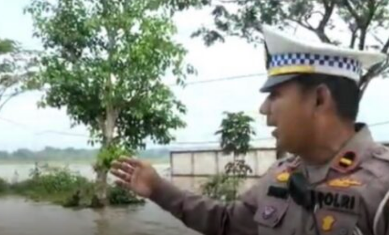 Akses Jalur Nasional Sampang - Bangkalan Madura Tertutup Banjir