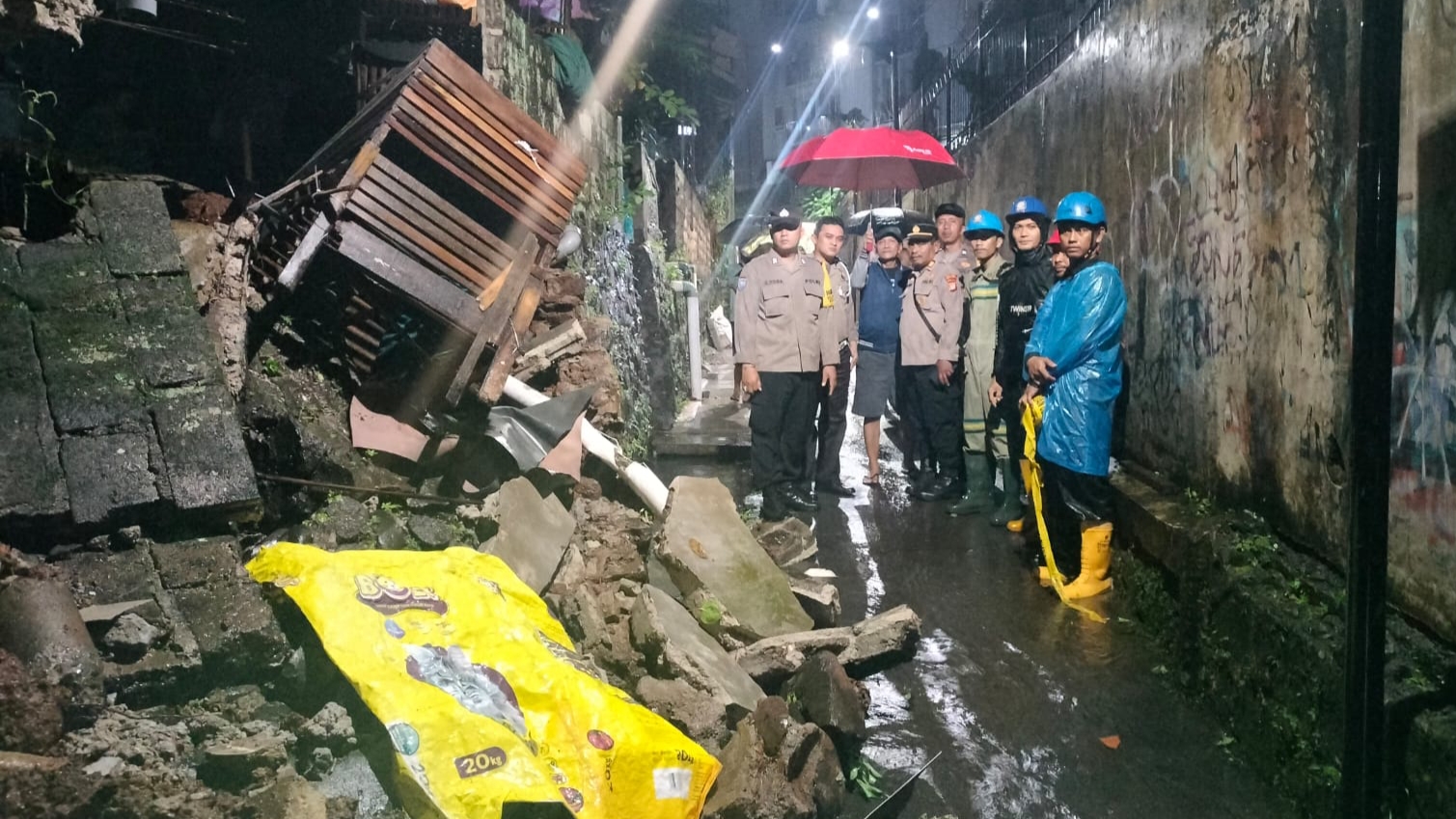 Diguyur Hujan Deras Semalaman, 2 Rumah di Tangsel Roboh 