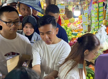 Gibran dan Istri ke Pasar Rawasari Jakarta, Ajak Masyarakat Belanja di Pasar Tradisional