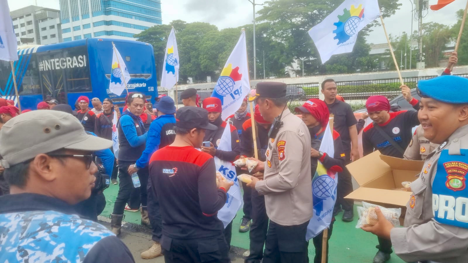 Humanis, Polisi Bagikan Air dan Snack Pada Massa Aksi Buruh di Gedung DPR