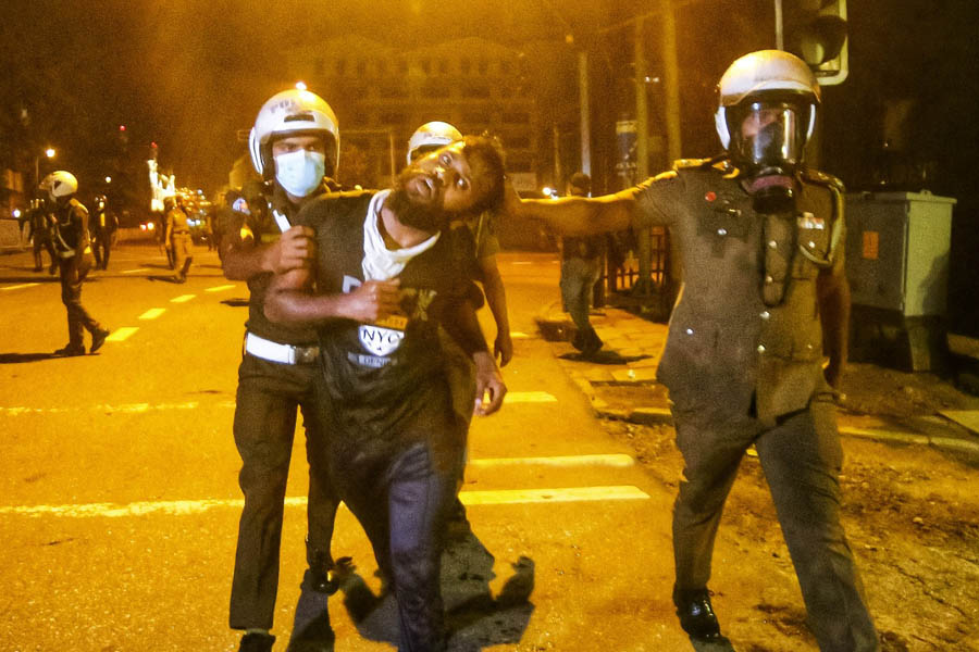 Mulai Rusuh, Demonstran Kepung Rumah Rajapaksa