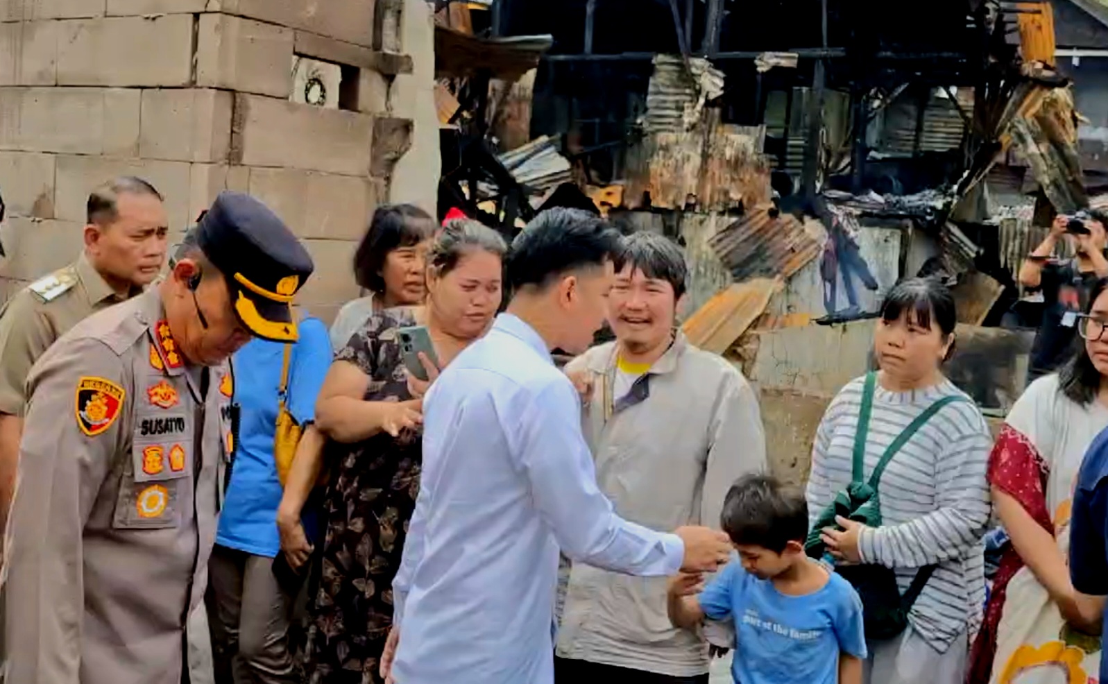 Gibran Susuri Gang Sempit Sambil Bagikan Mainan Anak di Lokasi Kebakaran Kemayoran