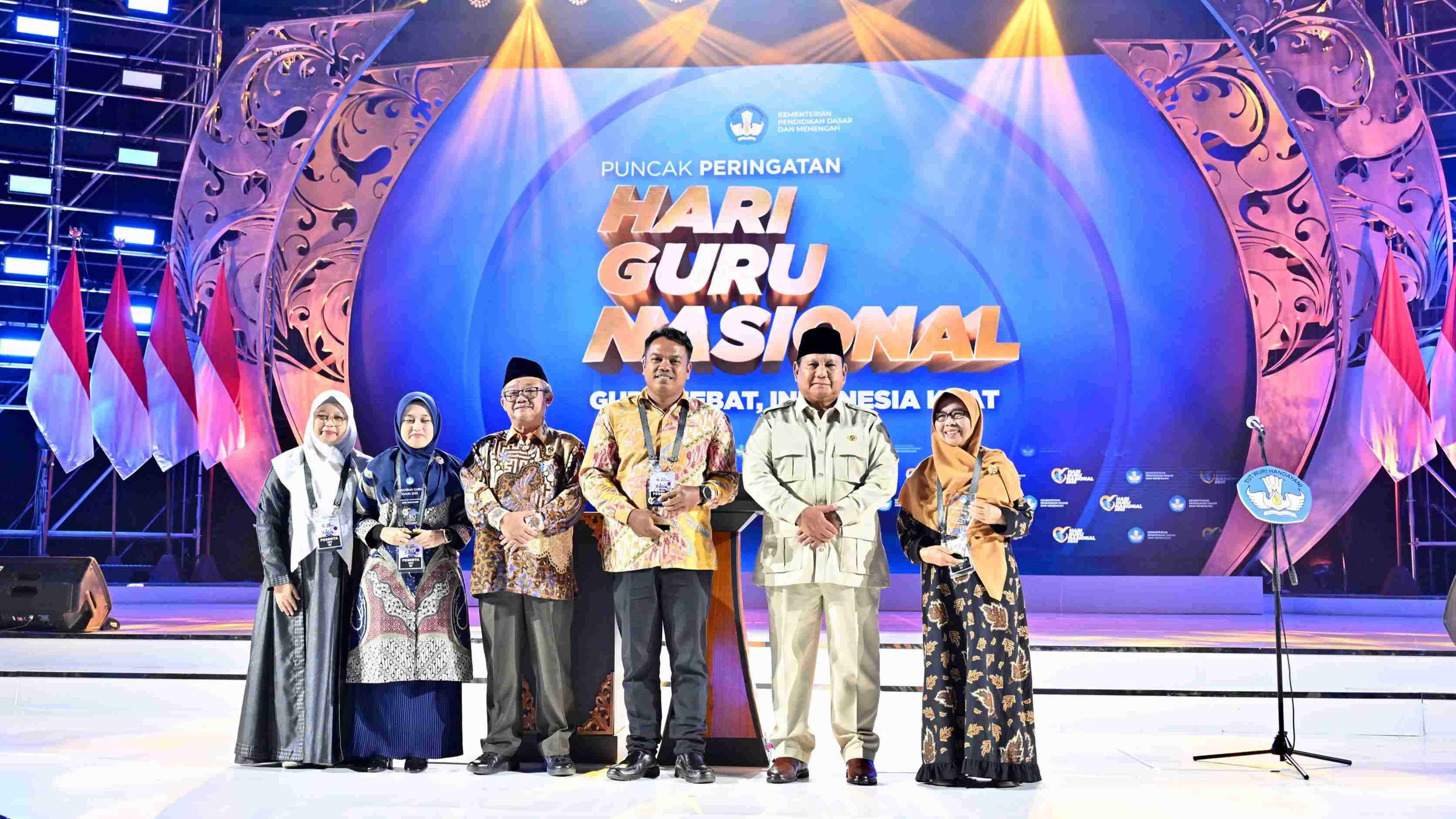 Prabowo Beri Penghargaan Tiga Pengajar Berdedikasi di Puncak Hari Guru Nasional 2025