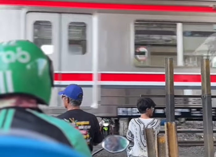 Pernah Ditutup Tahun 2017, Warga Nekat Buka Lagi Perlintasan Sebidang di Kolong Flyover Roxy, Daop 1 Buka Suara