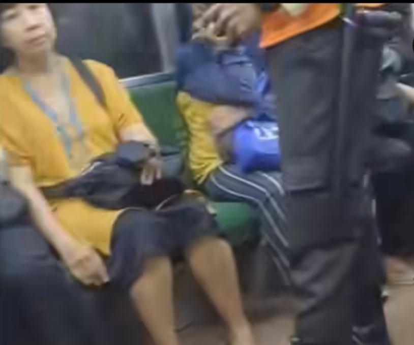 VIral! Tidak Tahan Bau Sepatu, Emak-emak Ngomel di Commuter Line