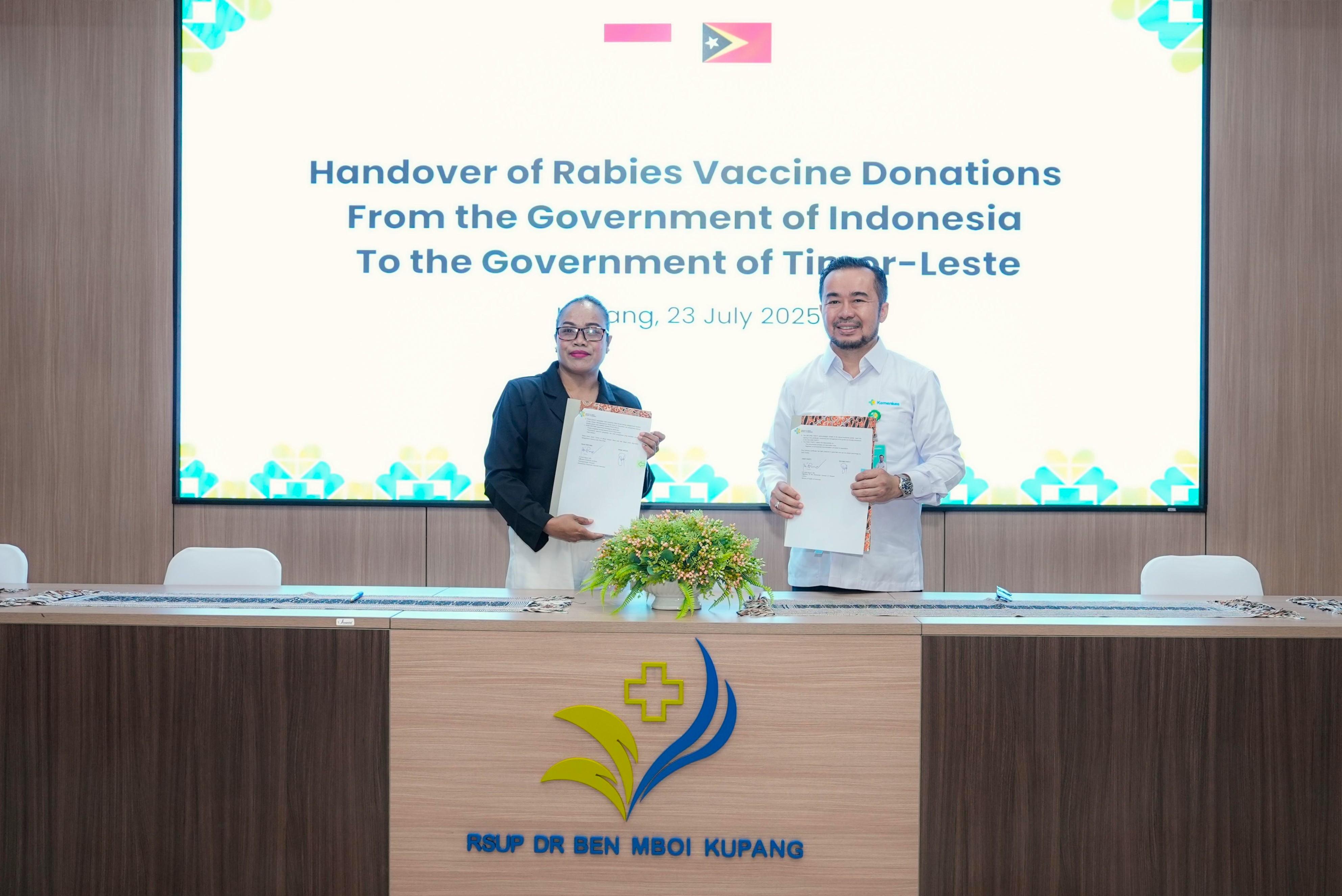 Bantu Perangi Rabies, Kemenkes Serahkan 2.000 Vial Vaksin ke Timor Leste