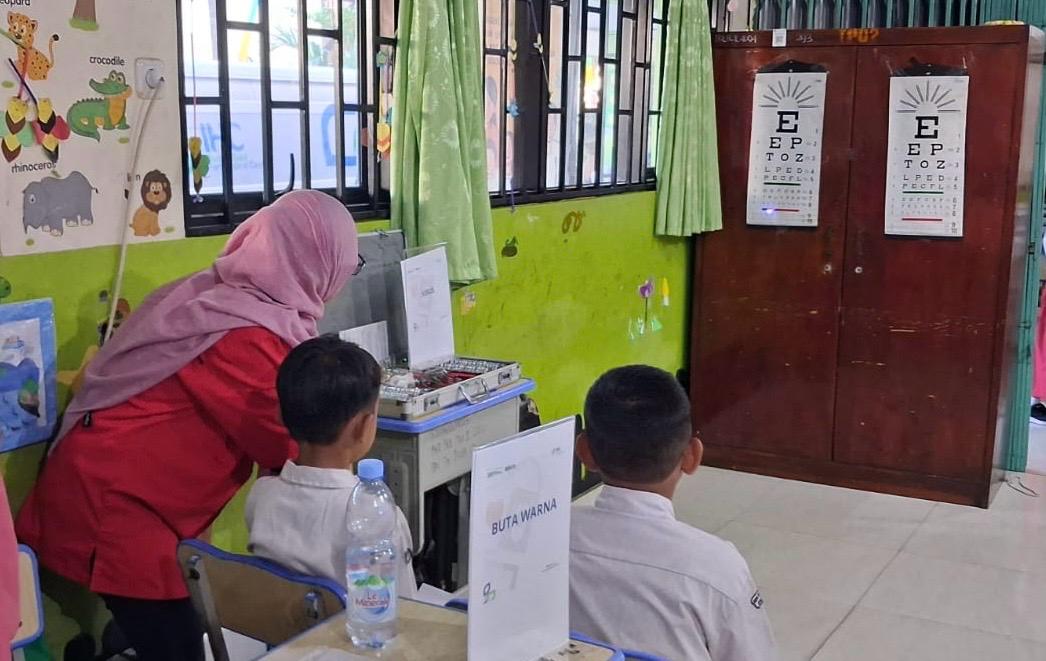 Program Pelindo Sehat Fasilitasi Pemeriksaan Mata dan Pemberian Kacamata Gratis bagi Siswa di Jakarta Utara