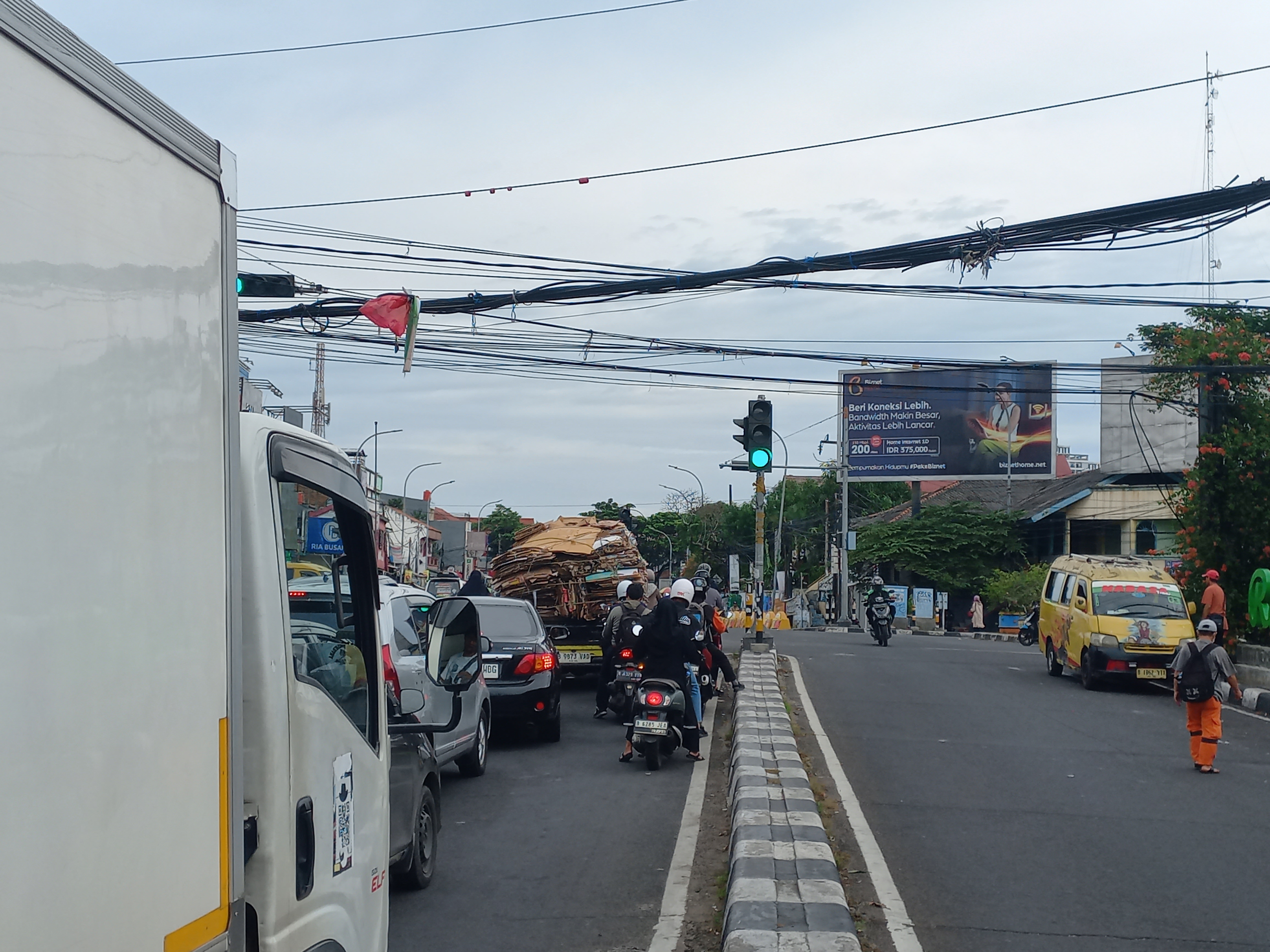 Tak Mau Lagi Ada Korban Akibat Kabel Menjuntai, Warga Ciledug Insiatif Pasang Tanda Bahaya