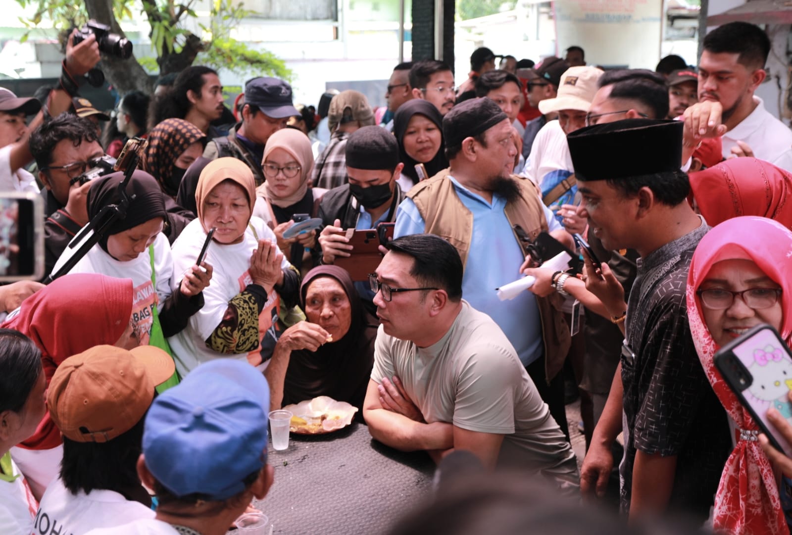 Kunjungi Posko Makan Gratis, Ridwan Kamil: Program Swadaya di Warakas Jadi Contoh