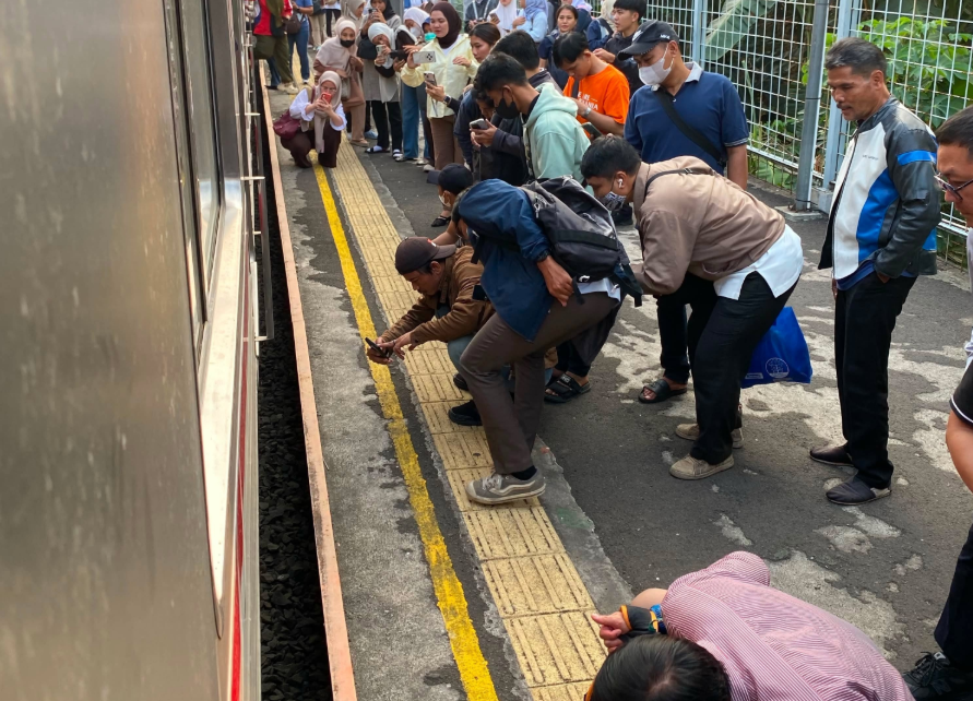 Detik-Detik Kecelakaan Maut di Stasiun Jurangmangu, Siswi SMA Tewas  Tertemper KRL