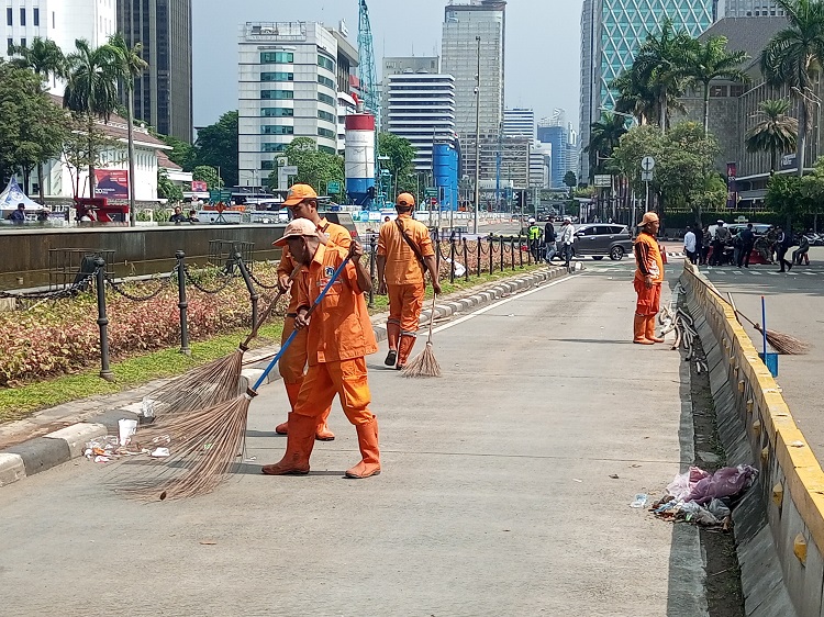 Usai Aksi Demo Buruh, PPSU Kelurahan Gambir Langsung Bersih-bersih Sampah