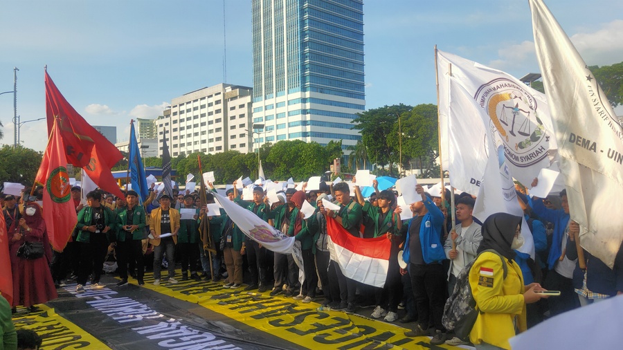 Unjuk Rasa Tidak Percaya DPR, Massa Aksi Mahasiswa Angkat Kertas Putih